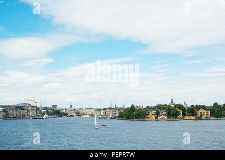 Stoccolma, Svezia - Luglio 11, 2018: barca a vela al di fuori Kastellholmen attraverso l'acqua sulla luglio 11, 2018 a Stoccolma, Svezia. Foto Stock