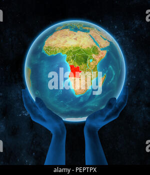 Angola sul pianeta Terra con visibili i confini del paese in mani nello spazio. 3D'illustrazione. Foto Stock