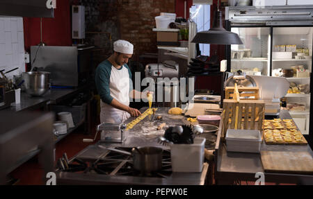 Voce maschile baker preparando per pasta Foto Stock