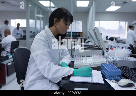 Tecnico di laboratorio a lavorare nella banca del sangue Foto Stock