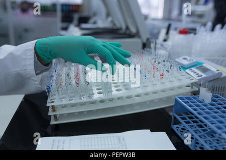Tecnico di laboratorio analisi soluzione chimica Foto Stock