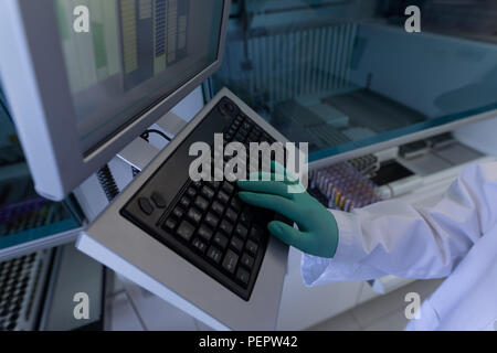 Tecnico di laboratorio lavorando sul computer Foto Stock