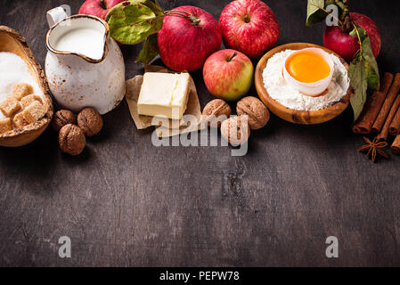 Gli ingredienti per cucinare la torta di mele Foto Stock