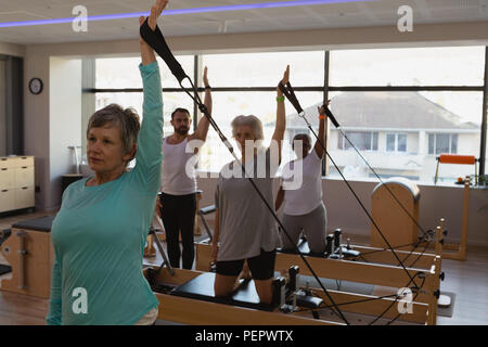 Il gruppo di donne senior facendo esercizio di stretching Foto Stock