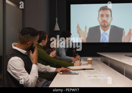 La gente di affari interagire attraverso la video chiamata in conferenza Foto Stock