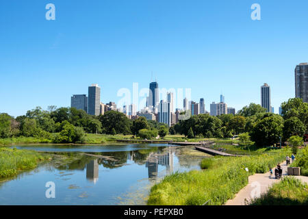 Skyline e natura Boardwalk presso il Lincoln Park Zoo in estate, Chicago, Illinois, Stati Uniti d'America Foto Stock
