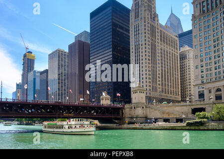 Chicago River e una crociera sul fiume con il lungofiume e che circondano il centro di architettura in estate, Chicago, Illinois, Stati Uniti d'America Foto Stock