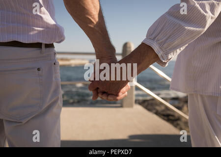 Coppia senior permanente al promenade Foto Stock