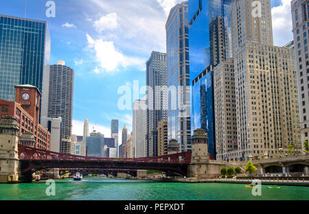 Chicago River con il lungofiume e che circondano il centro di architettura in estate, Chicago, Illinois, Stati Uniti d'America Foto Stock