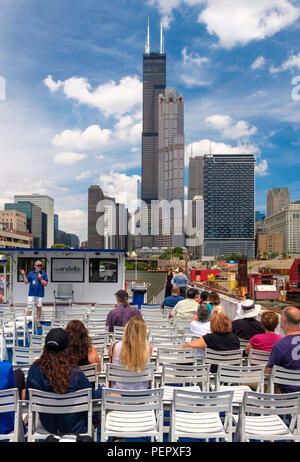 Chicago Arcitecture Tour in Barca con turistico e di guida sul Fiume di Chicago , Chicago, Illinois, Stati Uniti d'America Foto Stock