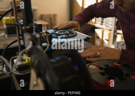 Lavoro meccanico sulla macchina di stampo Foto Stock