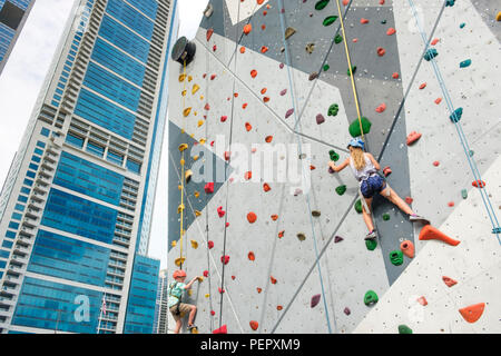 Parete di arrampicata a Maggie Daley Park , a 20 acri di parco pubblico per bambini ajacent al Millennium Park di Chicago, Illinois, Stati Uniti d'America Foto Stock