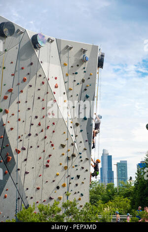 Parete di arrampicata a Maggie Daley Park , a 20 acri di parco pubblico per bambini ajacent al Millennium Park di Chicago, Illinois, Stati Uniti d'America Foto Stock