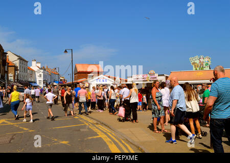I turisti in visita a Whitby una cittadina balneare nel North Yorkshire Foto Stock