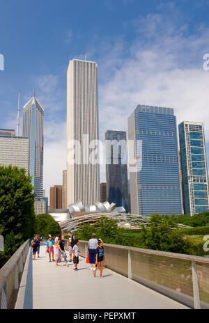 Vista sullo skyline di Chicago e il Millennium Park da Nichols Bridgeway conduce all'arte Institue, Chicago, Illinois, Stati Uniti d'America Foto Stock
