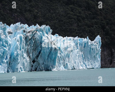 Il Ghiacciaio Upsala è un grande ghiacciaio della valle sul lato orientale della Patagonia meridionale del campo di ghiaccio Foto Stock