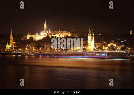 Vista notturna del lato Pest di Budapest attraverso il Fiume Danubio in Ungheria, Europa Foto Stock