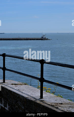 Guardando fuori attraverso Plymouth sound con il frangiflutti a distanza Foto Stock