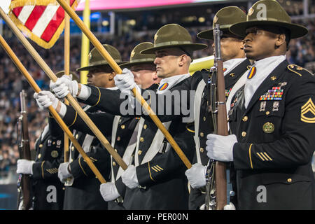 La guardia colorata della United States Army Drill Sergeant Academy di Fort Jackson, South Carolina, presenta i National Colors durante la cerimonia pre-partita del campionato NFC al Bank of America Stadium di Charlotte, North Carolina. La cerimonia coinvolge personale dell'esercito in uniforme, procedure cerimoniali, precisione militare, impegno pubblico e rappresenta la presenza dell'esercito negli eventi sportivi nazionali. L'evento mette in evidenza la disciplina, il lavoro di squadra e il ruolo della Drill Sergeant Academy nell'addestramento dei futuri leader dell'esercito. Foto Stock