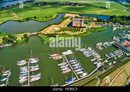 Veduta aerea del castello medievale Muiden, nei Paesi Bassi, è situata alla foce del fiume Vecht, a sud-est di Amsterdam è uno dei bette Foto Stock