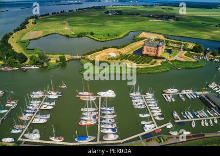 Veduta aerea del castello medievale Muiden, nei Paesi Bassi, è situata alla foce del fiume Vecht, a sud-est di Amsterdam è uno dei bette Foto Stock