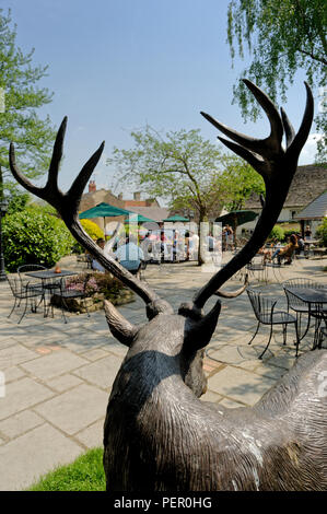 Il giardino del White Hart pub/ristorante in Fyfield, Oxfordshire Foto Stock