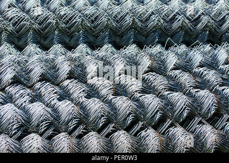 Rotoli di acciaio zincato maglia di filo con una cella di grandi dimensioni e configurazione ritorta close-up. Nella categoria delle texture, screen saver, carta da parati. Foto Stock