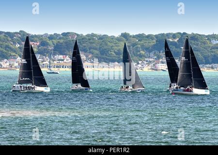 Il Solent e l'Isola di Wight durante la Cowes Week visto dalla spiaggia di Lepe Inghilterra Hampshire REGNO UNITO Foto Stock