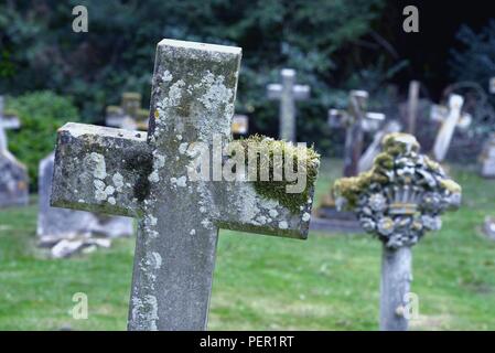 Close up di un weathered croce di pietra nel cimitero a Hinton Ampner chiesa Inghilterra Hampshire REGNO UNITO Foto Stock