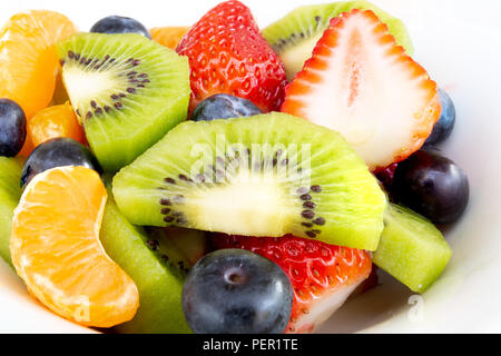Close up macro insalata di frutta fresca in una piastra bianca. Foto Stock