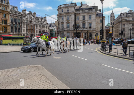 Trafalgar Square, London, Regno Unito - 8 giugno 2018: sei montato gli ufficiali di polizia, equitazione in formazione verso Trafalgar Square. Foto Stock