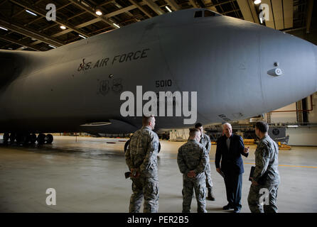 Sam E. Parrocchia, pensionato Capo Comandante Sergente della Air Force, interagisce con gli avieri del 721st Manutenzione aeromobili squadrone gen. 27, 2016 a Ramstein Air Base, Germania. Avieri dal 521st Aria Mobilità ala delle operazioni ha avuto la possibilità di incontrare la parrocchia e discutere le differenze da quando la parrocchia ha arruolato e la corrente Air Force. Parrocchia è stata l'oratore ospite in una varietà di luoghi di interesse tra cui Airman Leadership School, squadrone di tutte le chiamate e il capo cerimonia di induzione come parte della sua visita. (U.S. Air Force foto/Staff Sgt. Armando A. Schwier-Morales) Foto Stock