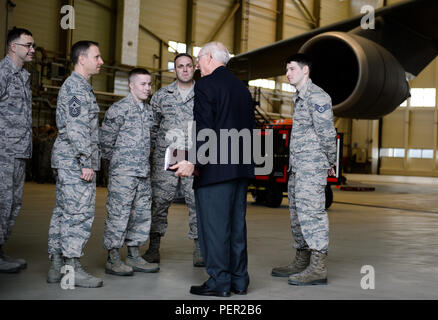 Sam E. Parrocchia, pensionato Capo Comandante Sergente della Air Force, interagisce con gli avieri del 721st Manutenzione aeromobili squadrone gen. 27, 2016 a Ramstein Air Base, Germania. Avieri dal 521st Aria Mobilità ala delle operazioni ha avuto la possibilità di incontrare la parrocchia e discutere le differenze da quando la parrocchia ha arruolato e la corrente Air Force. Parrocchia è stata l'oratore ospite in una varietà di luoghi di interesse tra cui Airman Leadership School, squadrone di tutte le chiamate e il capo cerimonia di induzione come parte della sua visita. (U.S. Air Force foto/Staff Sgt. Armando A. Schwier-Morales) Foto Stock