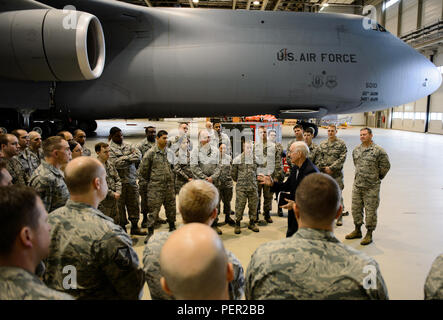 Sam E. Parrocchia, pensionato Capo Comandante Sergente della Air Force, interagisce con gli avieri del 721st Manutenzione aeromobili squadrone gen. 27, 2016 a Ramstein Air Base, Germania. Avieri dal 521st Aria Mobilità ala delle operazioni ha avuto la possibilità di incontrare la parrocchia e discutere le differenze da quando la parrocchia ha arruolato e la corrente Air Force. Parrocchia è stata l'oratore ospite in una varietà di luoghi di interesse tra cui Airman Leadership School, squadrone di tutte le chiamate e il capo cerimonia di induzione come parte della sua visita. (U.S. Air Force foto/Staff Sgt. Armando A. Schwier-Morales) Foto Stock