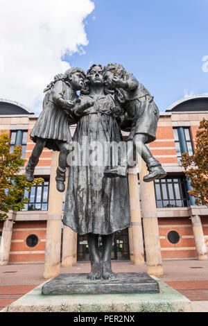 Scale di giustizia statua al di fuori dei tribunali combinato edificio in Middlesbrough,l'Inghilterra,UK Foto Stock