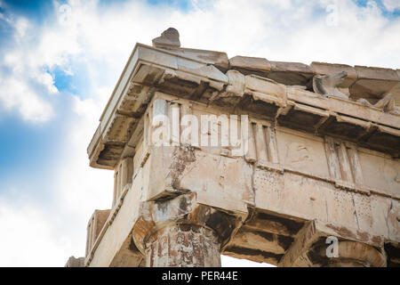 Parte del il fregio del Partenone contro il cielo blu. Antico tempio greco Partenone di Atene in Grecia. Foto Stock