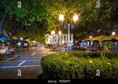 Paseo Sarmiento strada pedonale di notte - Mendoza, Argentina Foto Stock