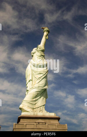 La replica della statua della Libertà che è al di fuori del New York New York hotel nella strip di Las Vegas. Foto Stock