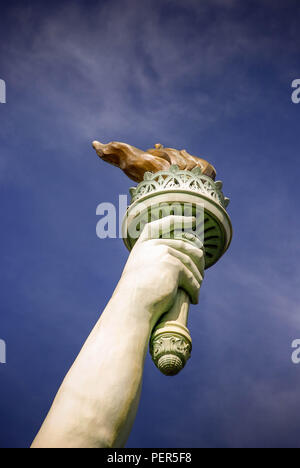 Vista ravvicinata della torcia sulla replica di poi la Statua della Libertà che è al di fuori del New York New York hotel nella strip di Las Vegas. Foto Stock