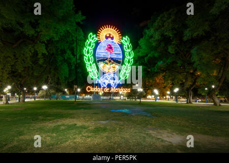 Mendoza segno a Plaza Independencia (Piazza Indipendenza) di notte - Mendoza, Argentina - Mendoza, Argentina Foto Stock