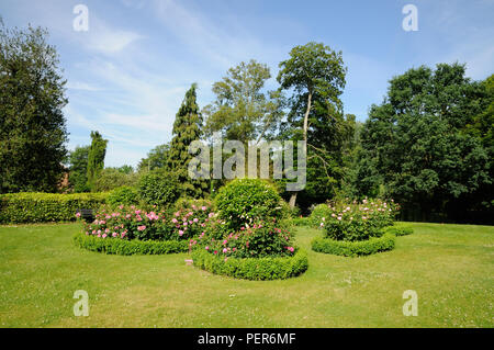 Vista dei giardini al castello di Hertford Hertford, Hertfordshire. Il castello sorge nel cuore della città e una volta era la casa del re sassone Foto Stock