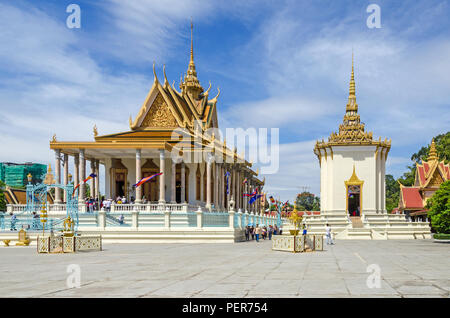 Phnom Penh Cambogia - Aprile 8, 2018: Tempio del Budda di smeraldo e la libreria, che ospita la sacra testi buddisti, in un composto di argento Pa Foto Stock