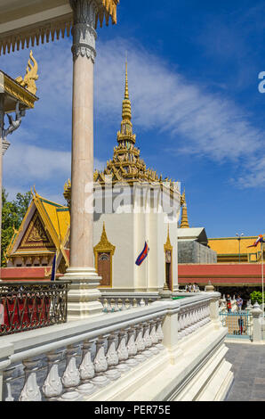 Phnom Penh Cambogia - Aprile 8, 2018: Vista della Biblioteca, che ospita la sacra testi buddisti, come si vede dal Tempio del Buddha di smeraldo in un com Foto Stock