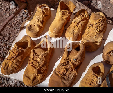 Oggetti pietrificato negozio di souvenir fatti con i sedimenti minerali a Puente del Inca o ponte Inca nei pressi di Cordillera de Los Andes - Provincia di Mendoza, Argentina Foto Stock