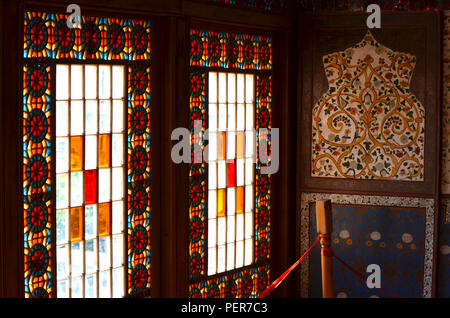 Le finestre di vetro macchiate al XVIII secolo il palazzo di Sheki Khan, Azerbaigian Foto Stock