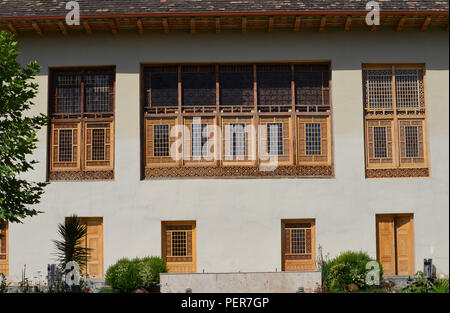 La facciata del XVIII secolo del palazzo di Sheki Khan, Azerbaigian Foto Stock