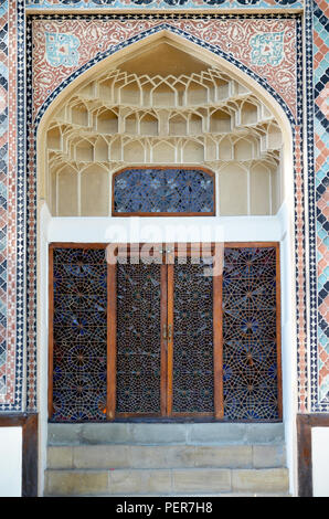 Mosaici di piastrelle al XVIII secolo il palazzo di Sheki Khan, Azerbaigian Foto Stock