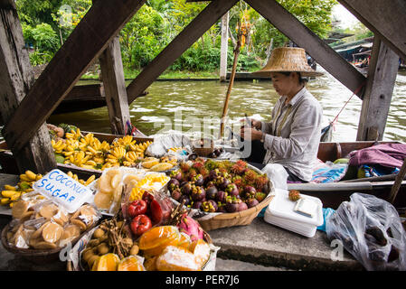 Mercato galleggiante Damnoen Saduak in Thailandia. Foto Stock