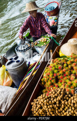 Mercato galleggiante Damnoen Saduak in Thailandia. Foto Stock