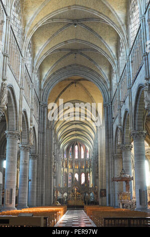 Interno di Ypres/Ieper cattedrale in Ypres/Ieper, Belgio, guardando in giù la navata centrale verso l'altare maggiore. Foto Stock